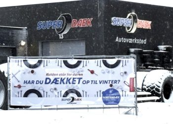 Klart budskab til bilister fra Superdæk i Hjørring. Foto: Palle W. Nielsen