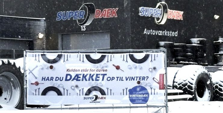 Klart budskab til bilister fra Superdæk i Hjørring. Foto: Palle W. Nielsen