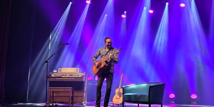 Jens Varmløse til optræden med Guitar På Nordjysk. Foto: Jesper Kjærgaard