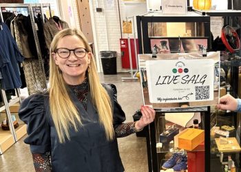 Dorthe Høst viser frem og sælger fra 2HandStore i aften. Manden René giver en hånd med. Foto: Palle W. Nielsen