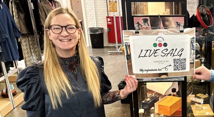 Dorthe Høst viser frem og sælger fra 2HandStore i aften. Manden René giver en hånd med. Foto: Palle W. Nielsen