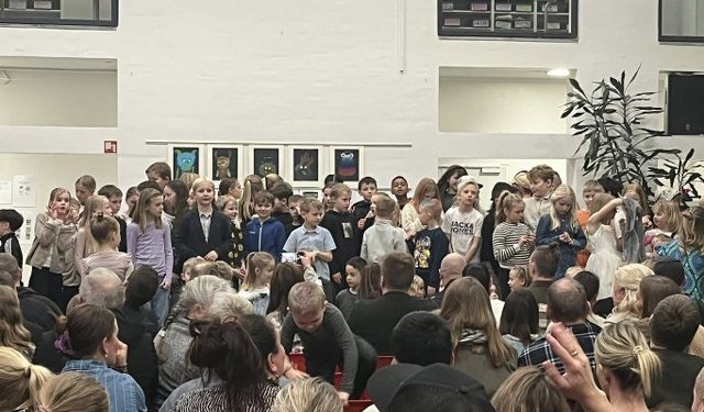 Festlige musikalske indslag var der torsdag aften mange af på Bindslev Skole. Foto: Janni Dalsager Pihl.