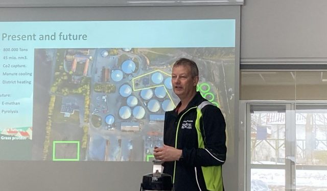 Økonomichef Laus Gaardbo fortæller om Sindal Biogas. Foto: Privat.