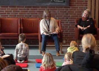 Opslæsning på den internationale pandekagedag på Hirtshals Bibliotek. Foto: Screendump.