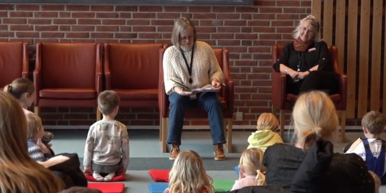 Opslæsning på den internationale pandekagedag på Hirtshals Bibliotek. Foto: Screendump.