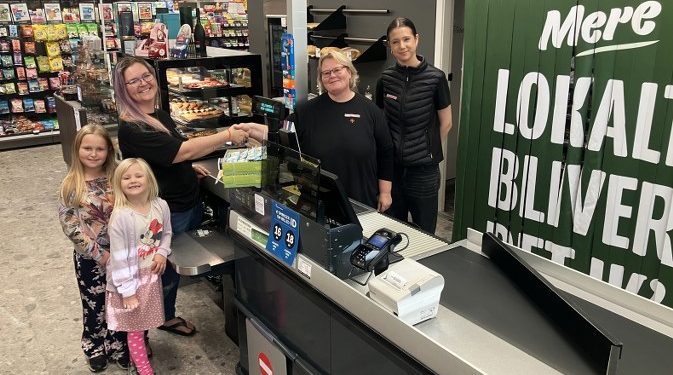 Jennifer og børnene blev taget flot imod i Lendum - her hos Min Købmand. Arkivfoto: Palle W. Nielsen