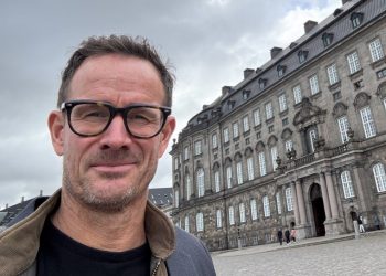 Carsten Bedsted (B) foran Christiansborg. Foto: Privat.
