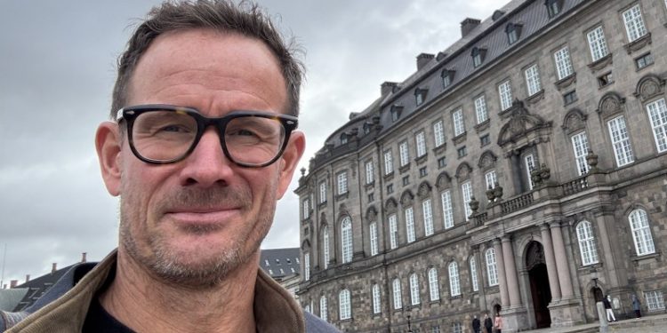 Carsten Bedsted (B) foran Christiansborg. Foto: Privat.