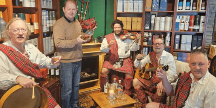 Celtic Horizon Band og Stig optræder i Tversted. Privatfoto