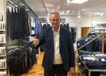 Lars Dam Christensen ejer Christian Herretøj i Hjørrings smukke Strømgade. Privatfoto