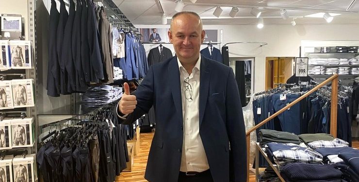Lars Dam Christensen ejer Christian Herretøj i Hjørrings smukke Strømgade. Privatfoto