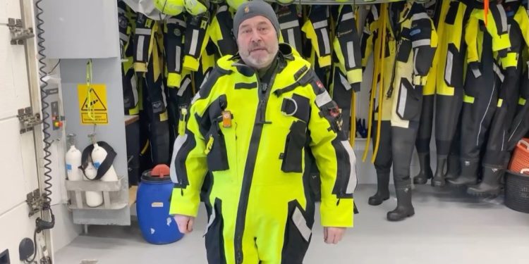Claus Neve Olsen fortæller i videoen nederst i artiklen om fastelavn på Hirtshals Havn