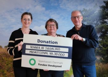 Souschef Randi Holm Lauritsen overrækker den flotte donation til kasserer Inge-Lis Trolle og formand Esben Mikaelsen. Foto: Niels Helver.