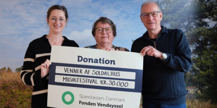 Souschef Randi Holm Lauritsen overrækker den flotte donation til kasserer Inge-Lis Trolle og formand Esben Mikaelsen. Foto: Niels Helver.