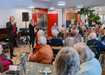 Soldalhus var i 2025 tætpakket med beboere og pårørende, da det var musikalsk eftermiddag med Kisser og Søren.