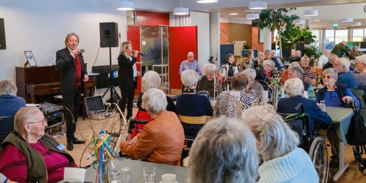 Soldalhus var i 2025 tætpakket med beboere og pårørende, da det var musikalsk eftermiddag med Kisser og Søren.