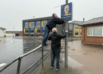 Plakatopsætning kræver ofte adræthed som her hos Liberal Alliance ved Runddelen i Hirtshals. Foto: Niels Skipper.