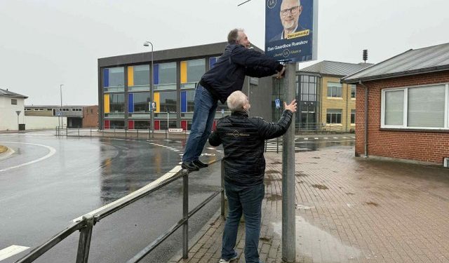 Plakatopsætning kræver ofte adræthed som her hos Liberal Alliance ved Runddelen i Hirtshals. Foto: Niels Skipper.