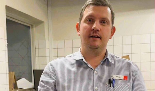 Uddeler Daniel Joensen hos SuperBrugsen i Hirtshals.