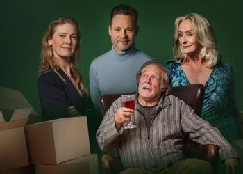 Iben Dorner, Paw Henriksen, Susanne Breuning og Ole Sørensen i komedien: Far flytter ind på Hjørring Teater. Foto: Baes. Foto.