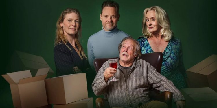 Iben Dorner, Paw Henriksen, Susanne Breuning og Ole Sørensen i komedien: Far flytter ind på Hjørring Teater. Foto: Baes. Foto.