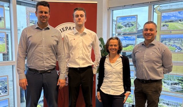 Charlotte Rehder Borup sammen med bureauleder Jesper Smidt, Søren Andersen og Jonas Lassen. Foto: PR.