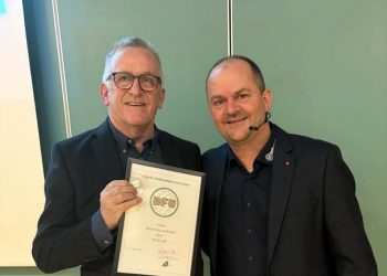 Flemming Andersen og formand Michael Kristensen fra Vendsyssel Fodbolddommerklub. Foto: Privat.
