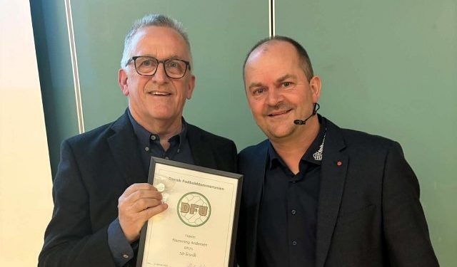 Flemming Andersen og formand Michael Kristensen fra Vendsyssel Fodbolddommerklub. Foto: Privat.