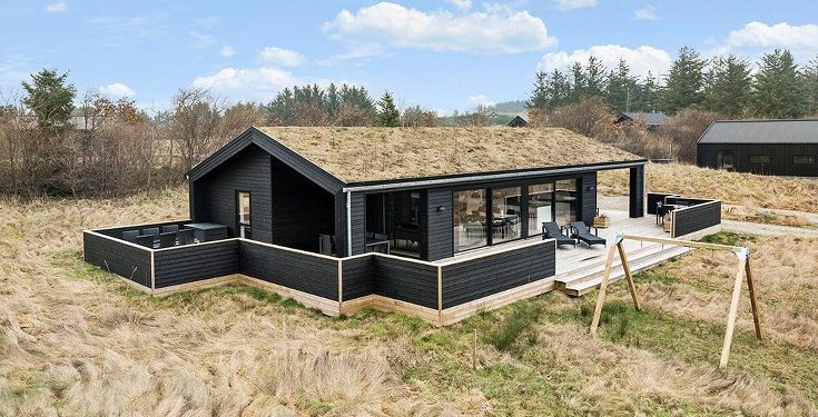 Denne idyl fra Stenhøj Husene er opført med græs-tag, som får boligen til at falde flot ind i naturen omkring den. Pressefoto