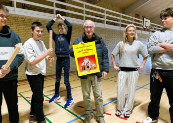 Handelschef Per Martensen med de hjælpsomme elever på Horne Efterskole. Foto: Niels Skipper.