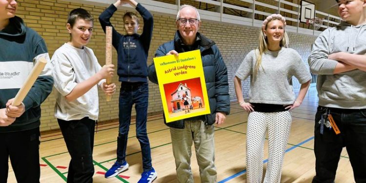 Handelschef Per Martensen med de hjælpsomme elever på Horne Efterskole. Foto: Niels Skipper.