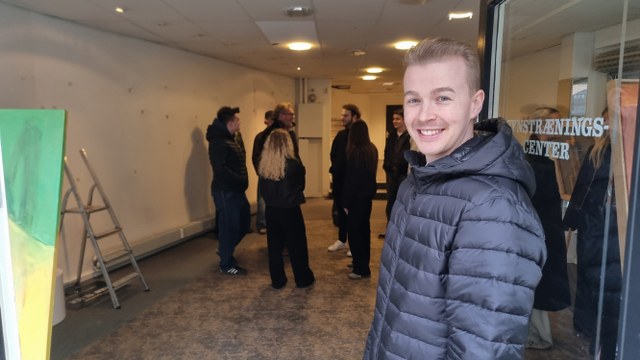 Mads Faber står i døren til lejemålet i Strømgade 4 i stuen, hvor der tidligere har været optiker. Foto: HHX.