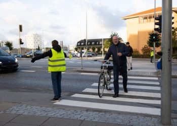 Viceskoleleder Henrik Frand-Madsen ses her i et fodgængerfelt med skolepatrulje hos Hjørring Private Realskole. Foto: HPR.