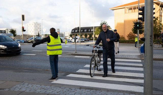 Viceskoleleder Henrik Frand-Madsen ses her i et fodgængerfelt med skolepatrulje hos Hjørring Private Realskole. Foto: HPR.