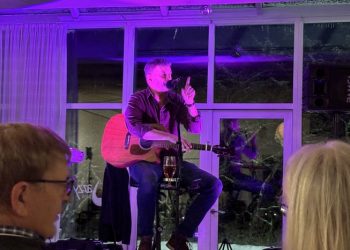 Tæt på og total nærværende - Henrik Mølbjerg gav en flot koncert på Restaurant Tannishus i Tversted. Foto: Palle W. Nielsen
