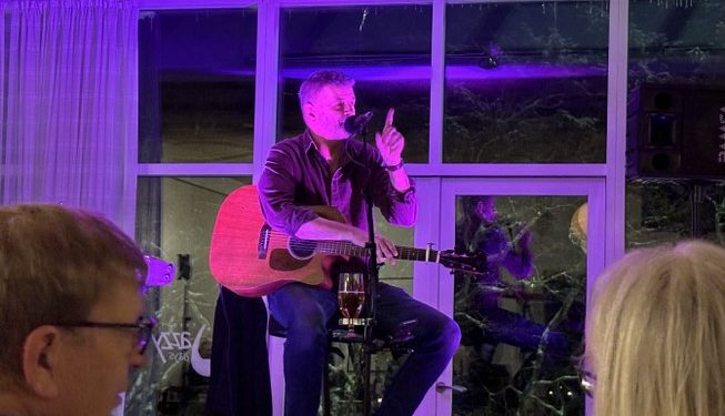 Tæt på og total nærværende - Henrik Mølbjerg gav en flot koncert på Restaurant Tannishus i Tversted. Foto: Palle W. Nielsen