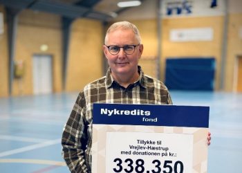 Lokale Henrik Hansen fik overrakt checken på 338.350 kroner til Poulstrup Hallen. Foto: Privat.