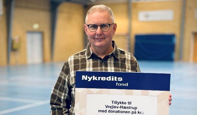 Lokale Henrik Hansen fik overrakt checken på 338.350 kroner til Poulstrup Hallen. Foto: Privat.