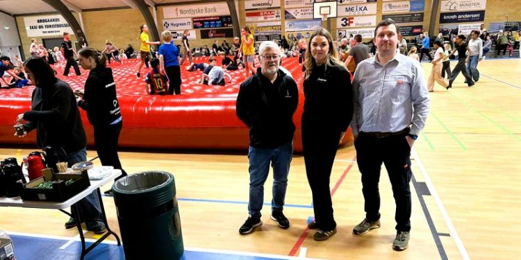 Jens Buje og Annika Rønn fra Nordjyske Bank har planlagt det gratis arrangement med verdens største hoppepude i samarbejde med uddeler Daniel Joensen fra SuperBrugsen i Hirtshals. Foto: Niels Skipper.