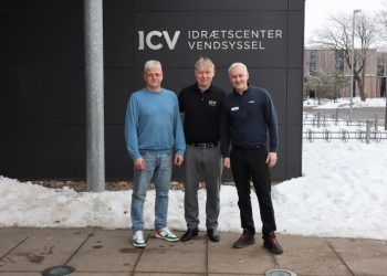 Brugsuddeler Jens Mejer flankerer sammen med bager og konditor Søren Kodal centredirektør Alex Rasmussen. Foto: ICV.