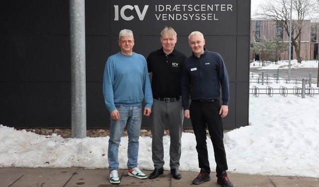 Brugsuddeler Jens Mejer flankerer sammen med bager og konditor Søren Kodal centredirektør Alex Rasmussen. Foto: ICV.