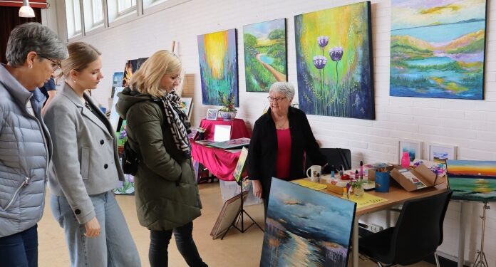Blandt de mange kunstnere er også Hedvig Brix med flotte malerier. Arkivfoto.