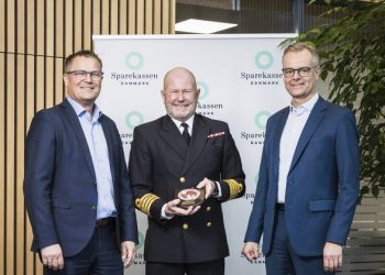 Sparekassen Danmarks to adm. direktører Lars Thomsen (th.) og Kim Mouritsen (tv.) får overrakt InterForce-skjoldet af Mikael Bill, Militær koordinator hos InterForce i Region Nordjylland, på hovedkontoret i Vrå den 17. februar 2026.