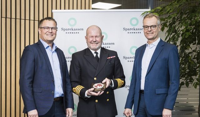 Sparekassen Danmarks to adm. direktører Lars Thomsen (th.) og Kim Mouritsen (tv.) får overrakt InterForce-skjoldet af Mikael Bill, Militær koordinator hos InterForce i Region Nordjylland, på hovedkontoret i Vrå den 17. februar 2026.
