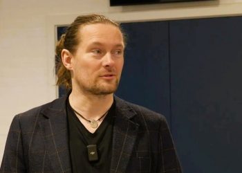 Jens Varmløse i snak med Niels Viberg på Vendelbohus. Foto: Screendump.