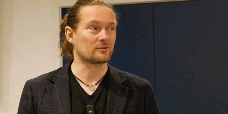 Jens Varmløse i snak med Niels Viberg på Vendelbohus. Foto: Screendump.
