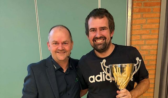 Formand Michael Kristensen fra Vendsyssel Fodbolddommerklub og Kasper Torp fra Hjørring. Foto: Privat.