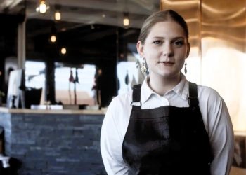 Tjenereleven Kathrine i arbejdstøjet hos Lilleheden Café og Restaurant. Foto: Screendump.