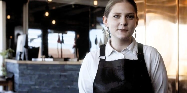 Tjenereleven Kathrine i arbejdstøjet hos Lilleheden Café og Restaurant. Foto: Screendump.