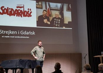 Thomas Klimek under et foredrag om Strejken i Gdansk. Foto: Elling.